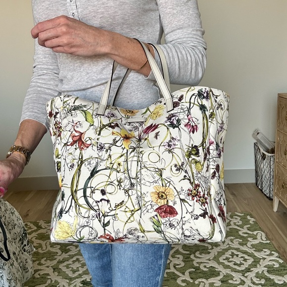 Gucci Handbags - 🌷 Gucci Flora Canvas Open Tote Floral